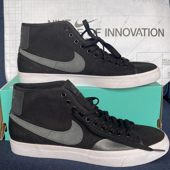 Nike Skate Shoes
Nike SB Blazer Court Mid
Premium
•Black/Anthracite
•FB1378-001 - Picture 2 of 16